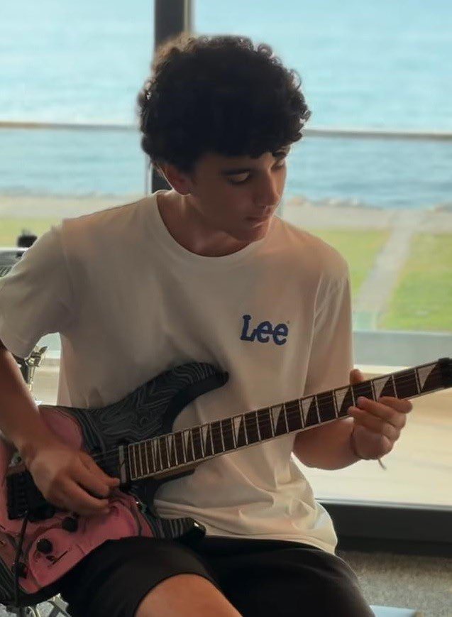 İzmir’de yaşayan 16 yaşındaki Alp Sirek, gittiği cadılar bayramı eğlencesinde alkol aldıktan sonra fenalaşarak öldü.

Yazık değil mi bu çocuklara, çocukları batı kültürüne özendirenler hesap versin.