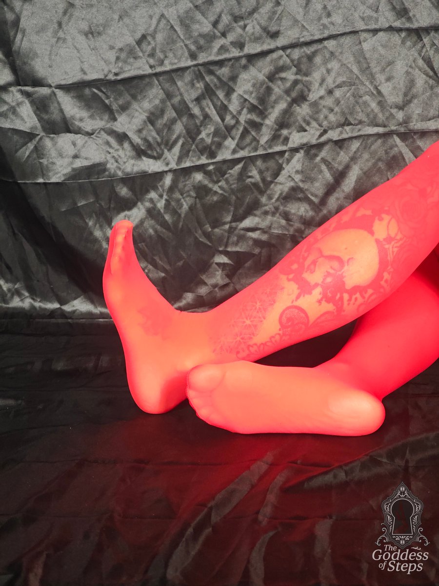 stepsxo's tweet photo. Red like danger… and twice as tempting 😈
Be honest, would you keep eye contact, or get lost tracing every line? 💋 #rednylons #tattooedlegs #nylonlover @AdmiradorPodo @rt_feet @FootParadiseRT @Feetopia @rtfeetslave1 @rt_domm @ass_andfeet01 @musefeetgallery @SolesBest @FeetPerspective @promo14399