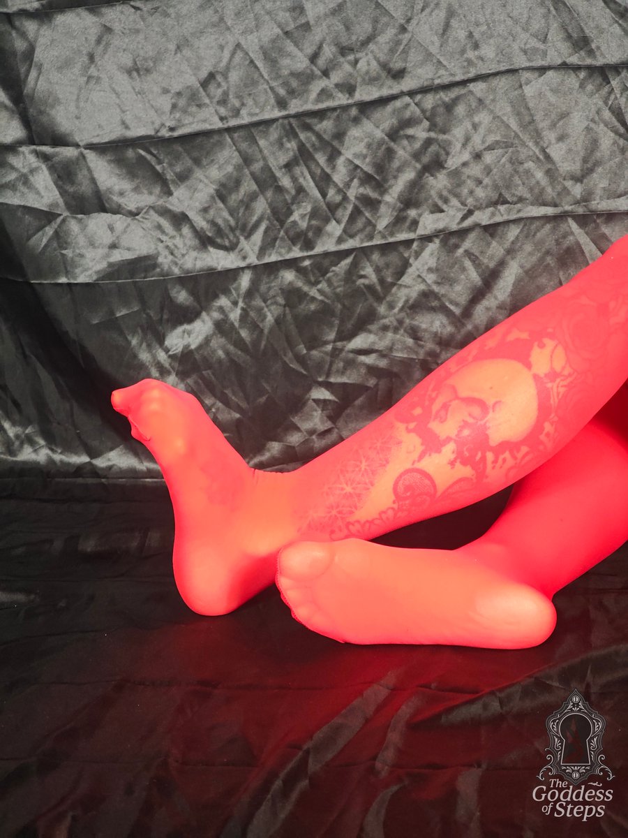 stepsxo's tweet photo. Red like danger… and twice as tempting 😈
Be honest, would you keep eye contact, or get lost tracing every line? 💋 #rednylons #tattooedlegs #nylonlover @AdmiradorPodo @rt_feet @FootParadiseRT @Feetopia @rtfeetslave1 @rt_domm @ass_andfeet01 @musefeetgallery @SolesBest @FeetPerspective @promo14399