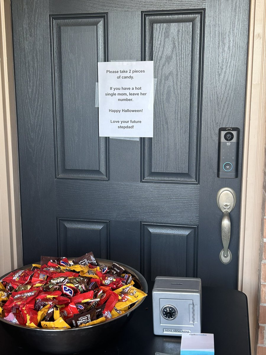 maxx_Zevian's tweet image. The power of inflation he went from three candies to two 😂😂😂

From 3                                  to 2 😂😂