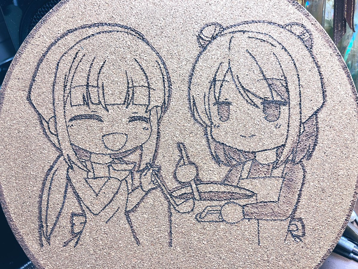 ということで完成しました「カレーを作るいろくろ鍋敷きコルク」です!
直径19cmのコルクに直接ヒートペンで焼き絵してます。こちらも来週のプリレコに持っていきます。 