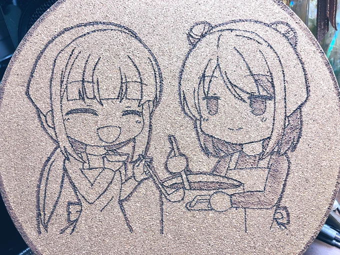 ということで完成しました「カレーを作るいろくろ鍋敷きコルク」です!
直径19cmのコルクに直接ヒートペンで焼き絵してます。こちらも来週のプリレコに持っていきます。 
