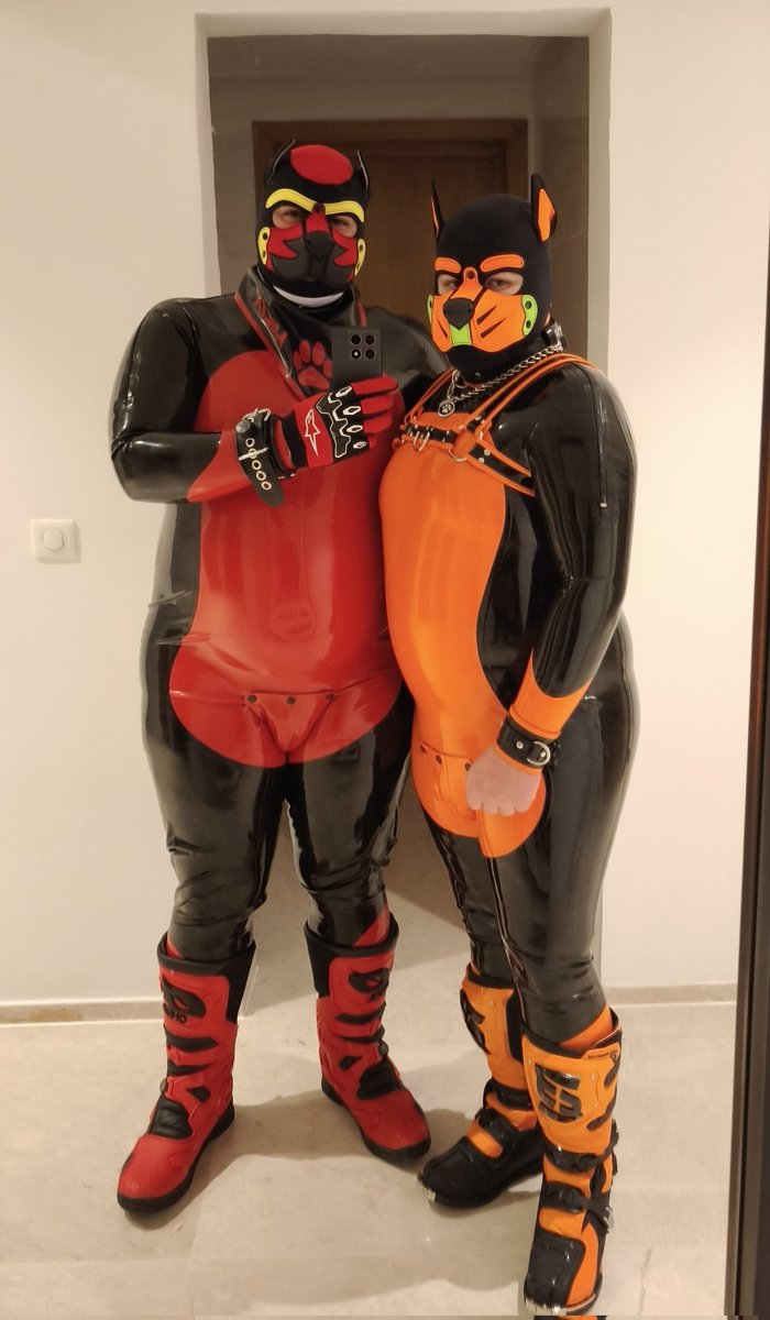 Helix and Arrow 2.0 finally with our custom Hoods 😊 we are so happy with how they turned out. 

Custom Hoods from <a href="/MrSLeather/">Mr-S-Leather</a> 

❤️: <a href="/rubberpuphelix/">Helix</a>