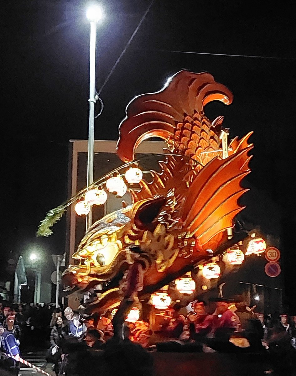 宮島醤油・白壁倉庫の横から出発した水主町「鯱」も加わって巡行して