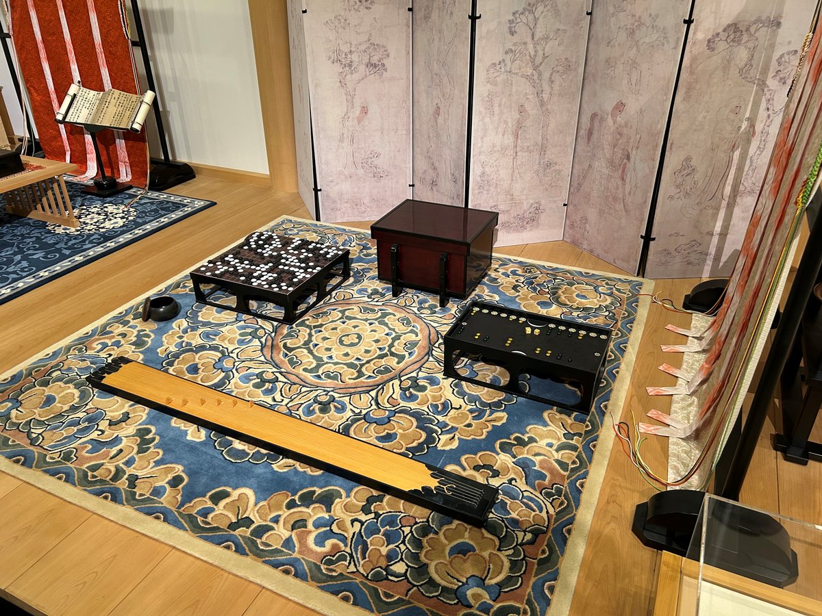 すごろく遊びに使われた #双六局（ボード）、＃双六子（駒）、＃双六頭（サイコロ）は、こんな感じで遊ばれていたのでしょうか？#平城宮跡資料館 の宮殿復元展示コーナーでは囲碁盤や琴と一緒に展示中(写真右上)✨
正倉院宝物の雰囲気を味わえる、平城宮跡資料館にもぜひお立ち寄りください！
#奈文研
