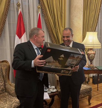 ceanglobal's tweet image. Look at that smile! 😄 Danish FM Lars Løkke Rasmussen gifted Egypt a LEGO replica of the Great Pyramid at the Grand Egyptian Museum opening. A fun twist of diplomacy &amp;amp; history! 🏺🧱 #CulturalExchange #Egypt #LEGO #Diplomacy