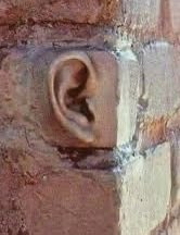 #طبلة_إذنك

طلبة إذنك ضرها  كثر التصنت
ماحفظت إلا علوم أهل الوشايه

العنيت اليا بغى  درب المعنت
مايرده  غير  منشار  النهايه !!

#عايض_الرشيدي