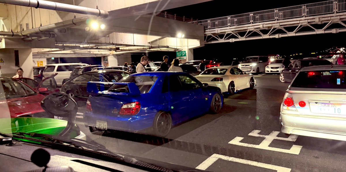 海ほたるの駐車場が外国人だらけで車の展示会やってて通路まで駐車されてて通過できない。
なにやってんだ？これ。