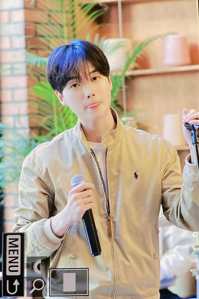 251102 재윤이를 사랑하는 사람들로 채워진 예쁜 공간에서 재윤이가 부르는 노래 실컷 들을 수 있어서 진심으로 너무너무 행복했어요🥹💕💗💞
#JAYNLEE #JAEYUN #제인리 #재윤 #재윤이_짜쟌