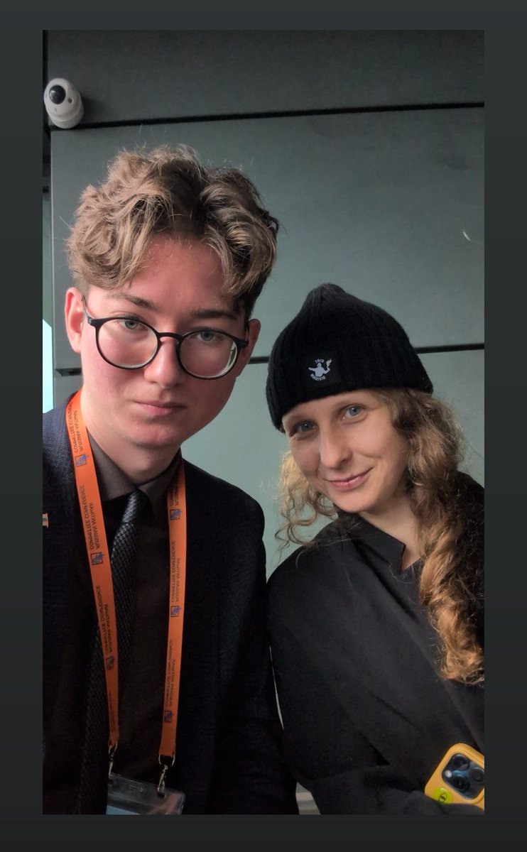 Habe mich mit Maria Alyokhina <a href="/all_mary/">maria alyokhina</a> getroffen, ich bewundere wie sie bei Markus Lanz <a href="/ZDF/">ZDF</a> die unerträgliche Kremlpropaganda von Sarah Waagenknecht <a href="/Buendnis_SahraW/">Bündnis Sahra Wagenknecht</a> angehört hat. Wor müssen verstehen, dass Repressionen kein Gegenstand von Kompromissen sein kann!