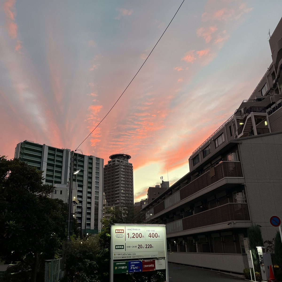 今日の夕焼け🌆
プラウドが光を放ってるように見えて神々しいね✨

#聖蹟桜ヶ丘