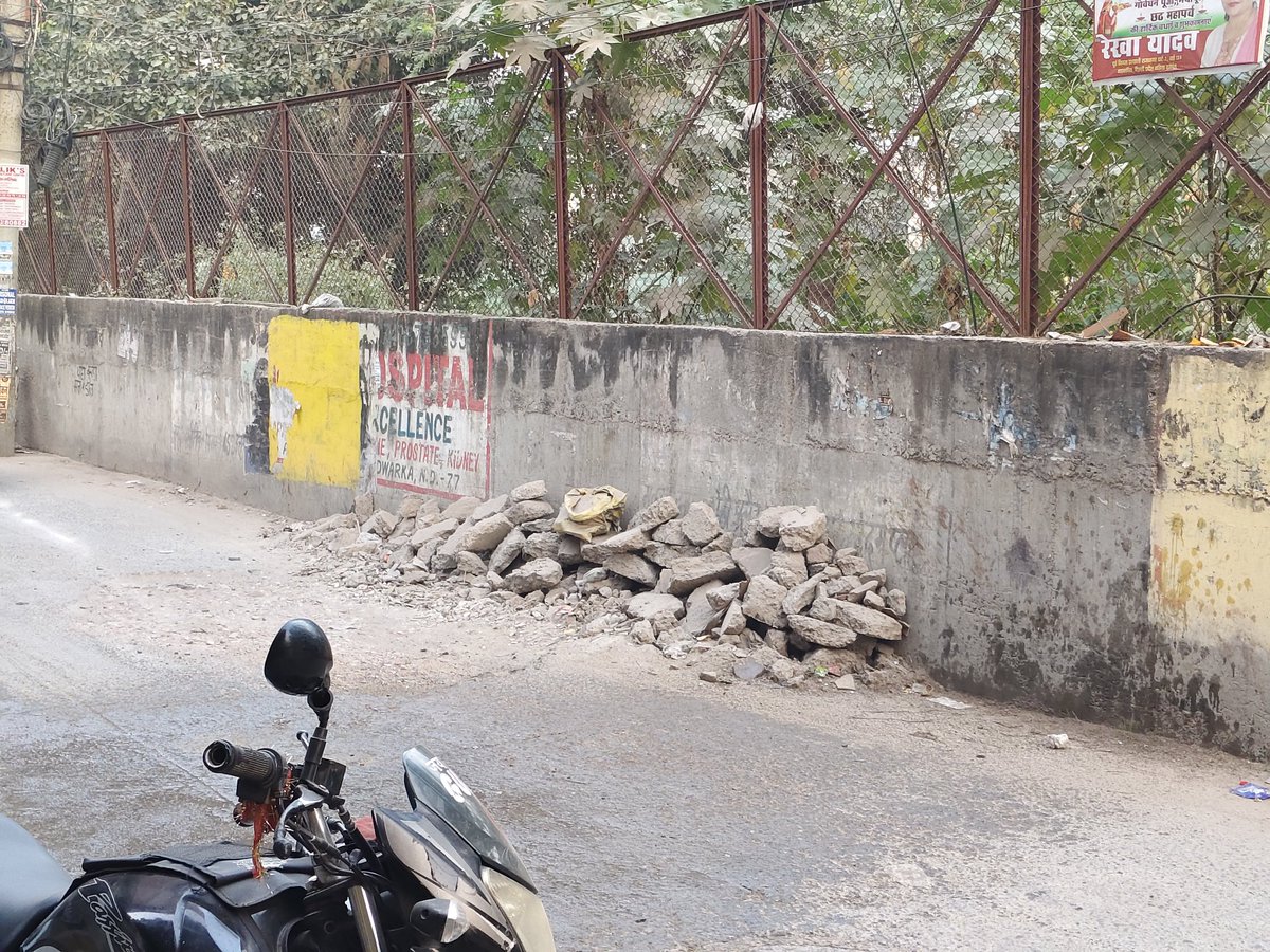 Kunal07466378's tweet image. @MCD_Delhi @gupta_rekha Ye road khode hue 1 month se zyada ho gaya hai, par ab tak malba yahi pada hai Itna dust hota hai ki ghar ke andar tak aa jata hai, upar se traffic ki bhi vaat lag gayi hai! Kindly look into this please #RoadIssue #DustProblem #Traffic