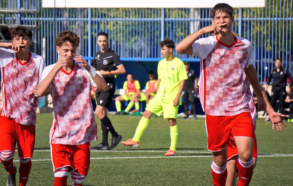 FCyLF's tweet photo. Campeonato de España @rfef Cadetes 🇪🇸

@FCyLF 1 - 0 @RFAF 
GOOOL GOOOOL #CYL anota Mikel de penalti en el minuto 25 🎯 Perfecta ejecución ⚽️ Buenísimos instantes 🔴⚪️ https://t.co/Htt14okdJy