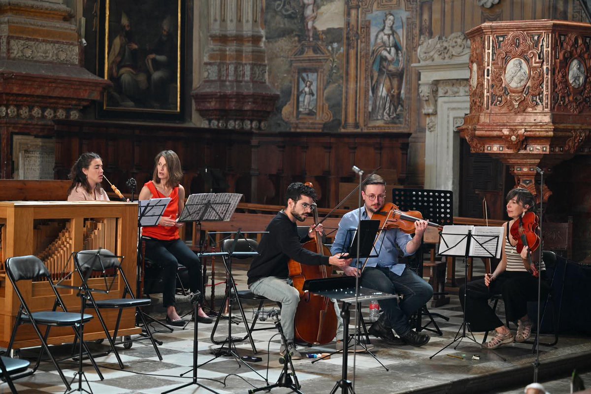 iliber_ensemble's tweet photo. #FOTOS 📸

Recuerdos de los ensayos de "Las Siete Palabras de Cristo en la Cruz" de #Bach, que estrenamos hace unos días en el Real Monasterio de San Jerónimo de #Granada, en el @FestivalMUSAG 2025. Nuestro concertino, Peter Biely, capturó con su cámara algunos de estos instantes https://t.co/LyNm6x1XqZ