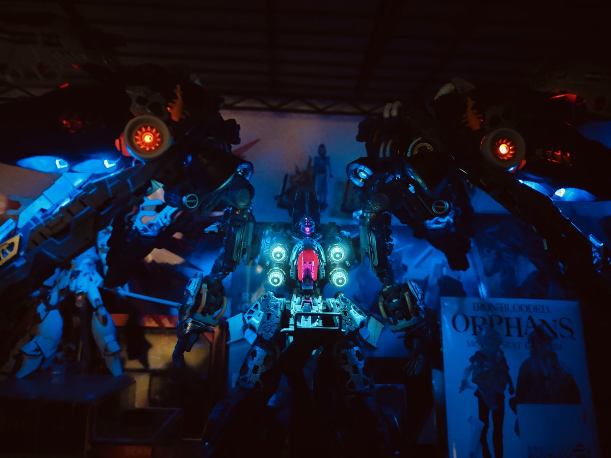 makoshi841694's tweet image. 早朝シラヌイパック作成してたら嫁さんに火がついたみたいで起きたらなんかでかいのできてた
バインダー付けるとゴツイ
LEDつけるとピカピカ
横のhgグフカスが小さく見える

#中華キット
 #axismodel KSHATRIYA
 #ガンプラ好きな人たちと繋がりたい