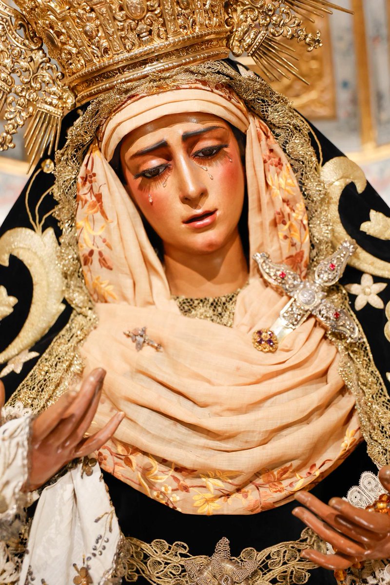 𝗠𝗮𝗿𝗶́𝗮 𝗦𝗮𝗻𝘁𝗶́𝘀𝗶𝗺𝗮 𝗱𝗲 𝗹𝗮𝘀 𝗔𝗻𝗴𝘂𝘀𝘁𝗶𝗮𝘀 𝗲𝗻 𝗲𝗹 𝗺𝗲𝘀 𝗱𝗲 𝗻𝗼𝘃𝗶𝗲𝗺𝗯𝗿𝗲

En esta festividad del 2 de noviembre se presenta María Santísima de las Angustias ataviada con su juego de terciopelo negro bordado en oro por Fernández y Enríquez en 2002