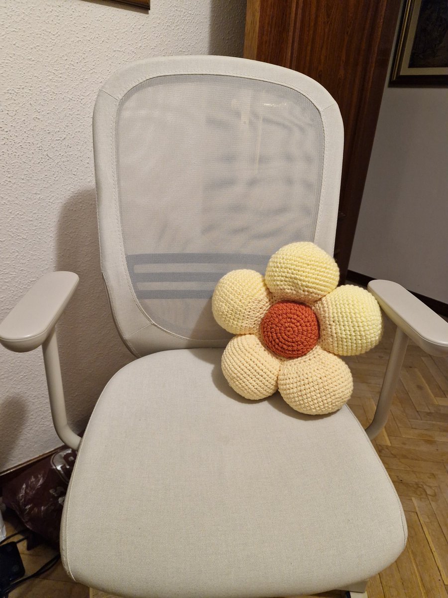 El cojin que terminé ayer 🌼🌼🌼