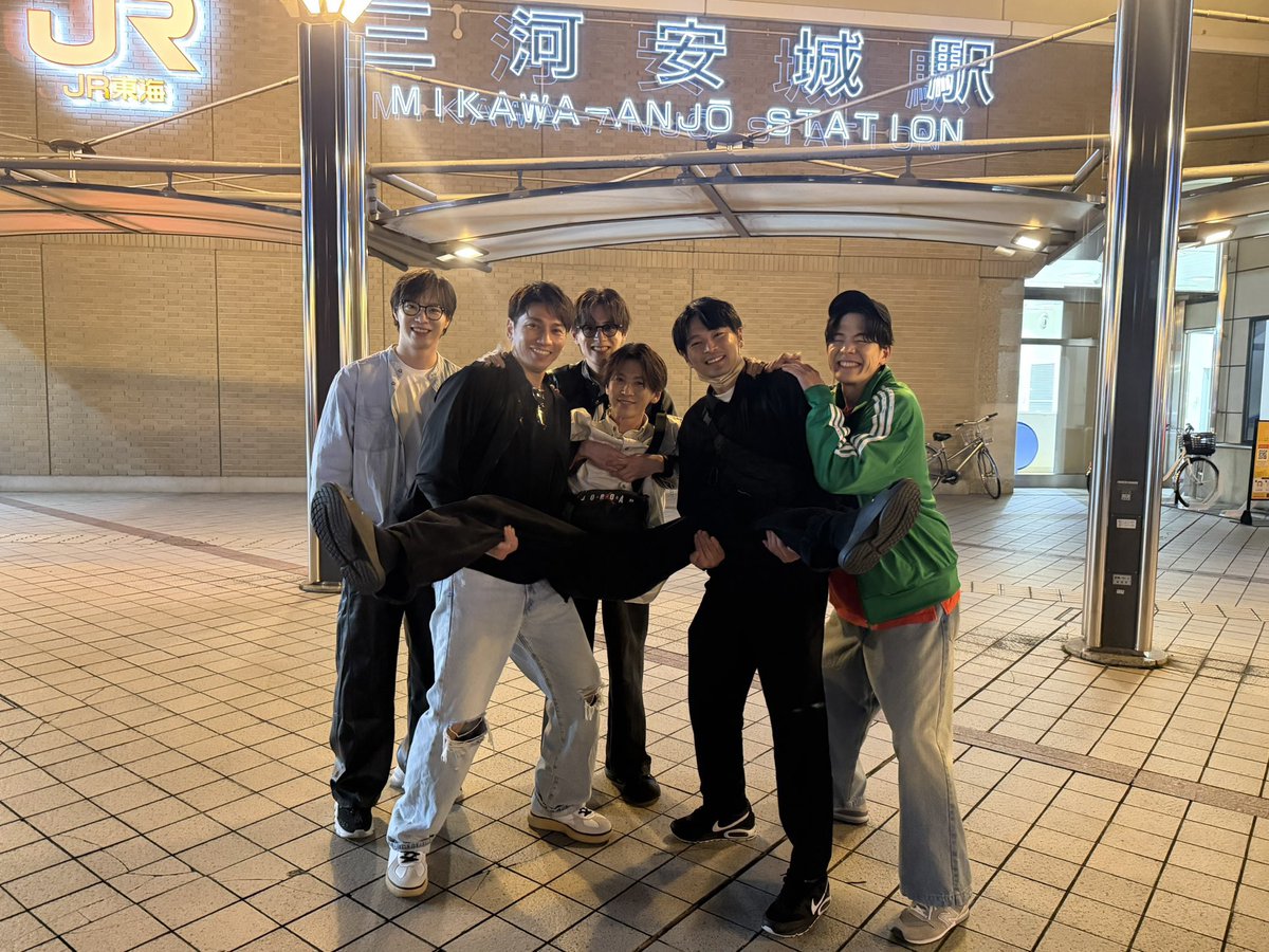shin_show_wa's tweet photo. 地元に帰ってきただけで
胴上げされるグループ🤣

それがSHOW-WA!! https://t.co/9QgRBsChEV