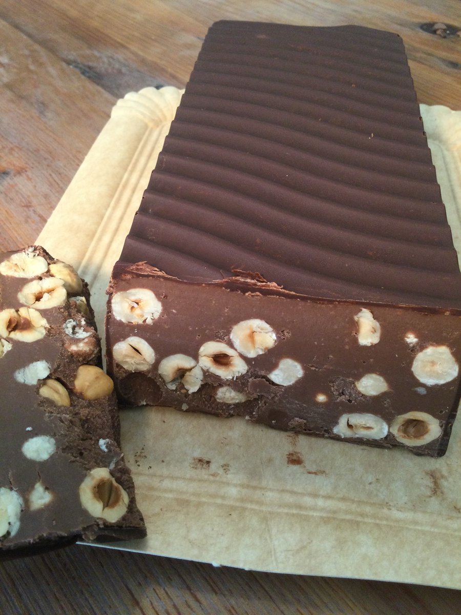 Aquests dies de sants i difunts (#TotsSants #Ognissanti) #Napoli s’omple de… torrons! Però no de Nadal sinó de morts. Al programa d’aquesta setmana pots escoltar què és el #TorroneDeiMorti. 
📻 enacast.com/media_download…