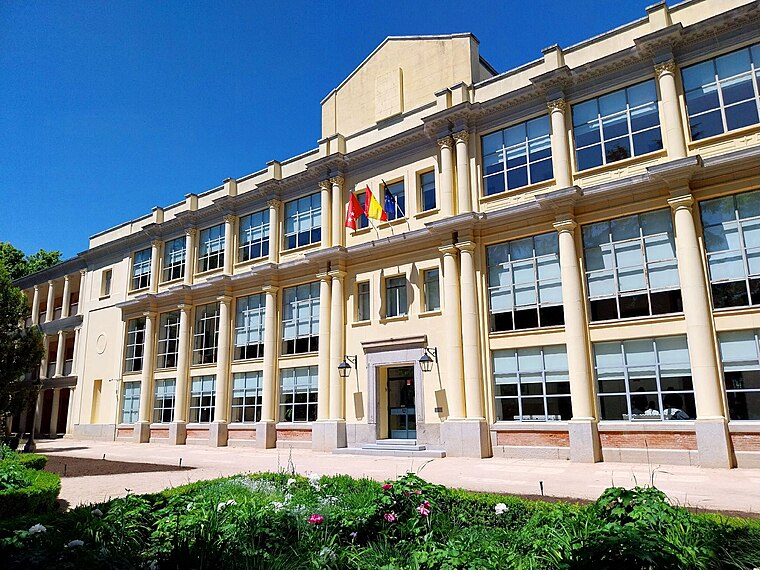 1️⃣2️⃣ La finalidad del ISMIE es:

- Facilitar la incorporación de nuevos docentes.
- Actualizar y formar de manera permanente al profesorado.
- Acreditar competencias docentes específicas.
- Impulsar la investigación educativa.

En definitiva, la creación del Instituto pivota