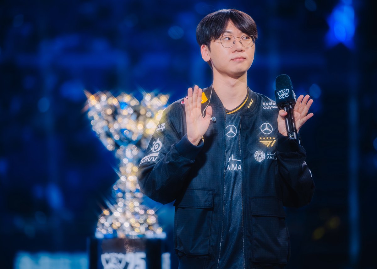dear_doran's tweet photo. LoL Esports Photos Flickr 
Worlds 2025 Semifinal Stage - Day 2 (2) #Doran https://t.co/p8Xr1ZvlM7