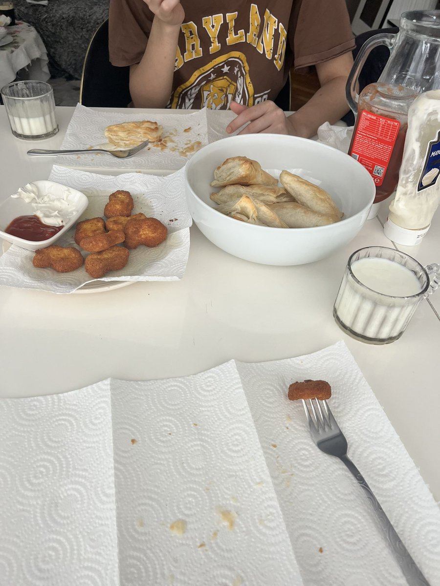 Kykda aç kalıyorsundur diye çağırdı önüme bunları koydu