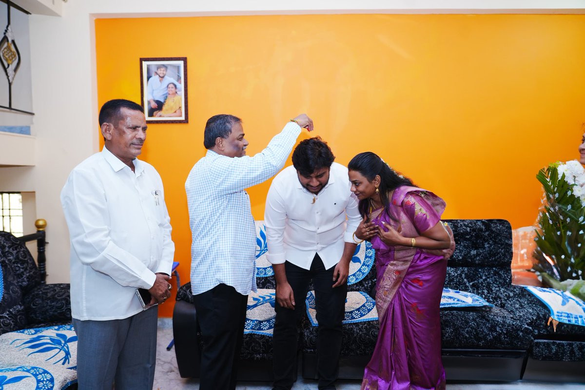EdnAdvAction's tweet photo. As he was unable to attend the wedding ceremony of the son of Sri Rajabhanu Chandraprakash, Hon’ble @TGHMAssociation State President and Secretary General of the Forum for Social Concern, due to his ongoing campaign in Jubilee Hills, the Hon’ble Karimnagar Teachers’ MLC, Sri Malka Komuraiah, graciously visited their residence today to extend his blessings and heartfelt congratulations to the newlyweds.

Dr. Parvathi Satyanarayana, State Chairperson of the Forum for Social Concern and Chief Advisor @TGHMAssociation accompanied him on this cordial visit, adding warmth and grace to the joyous occasion.