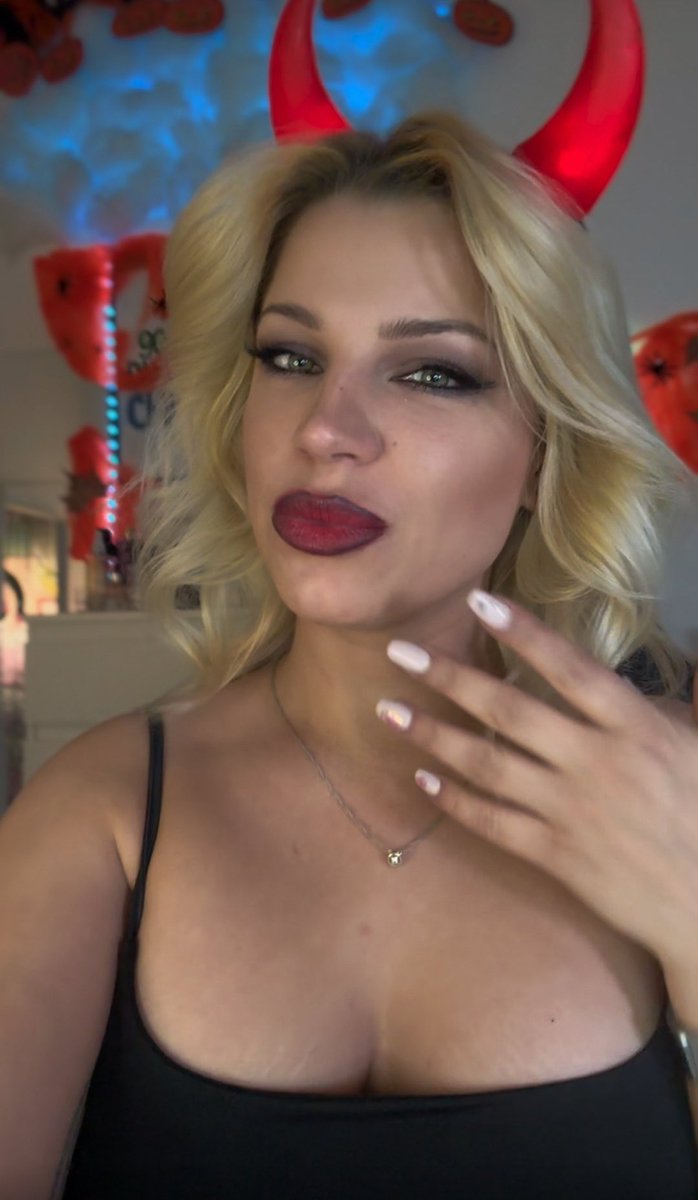 Halloween weekend continues ❤️ come to say hello, I’m online on my favorite blue page❤️