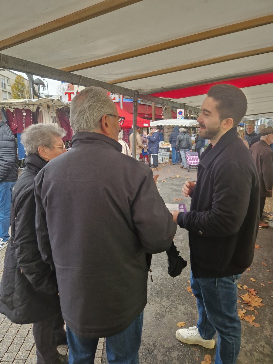 Les #insoumis.e.s d'#Aulnay étaient sur le marché de la gare ce matin, pour présenter notre programme de rupture face à la politique de malheur d'Emmanuel #MacronDestitution, et dénoncer le programme raciste et réactionnaire du #RassemblementNational ✊️