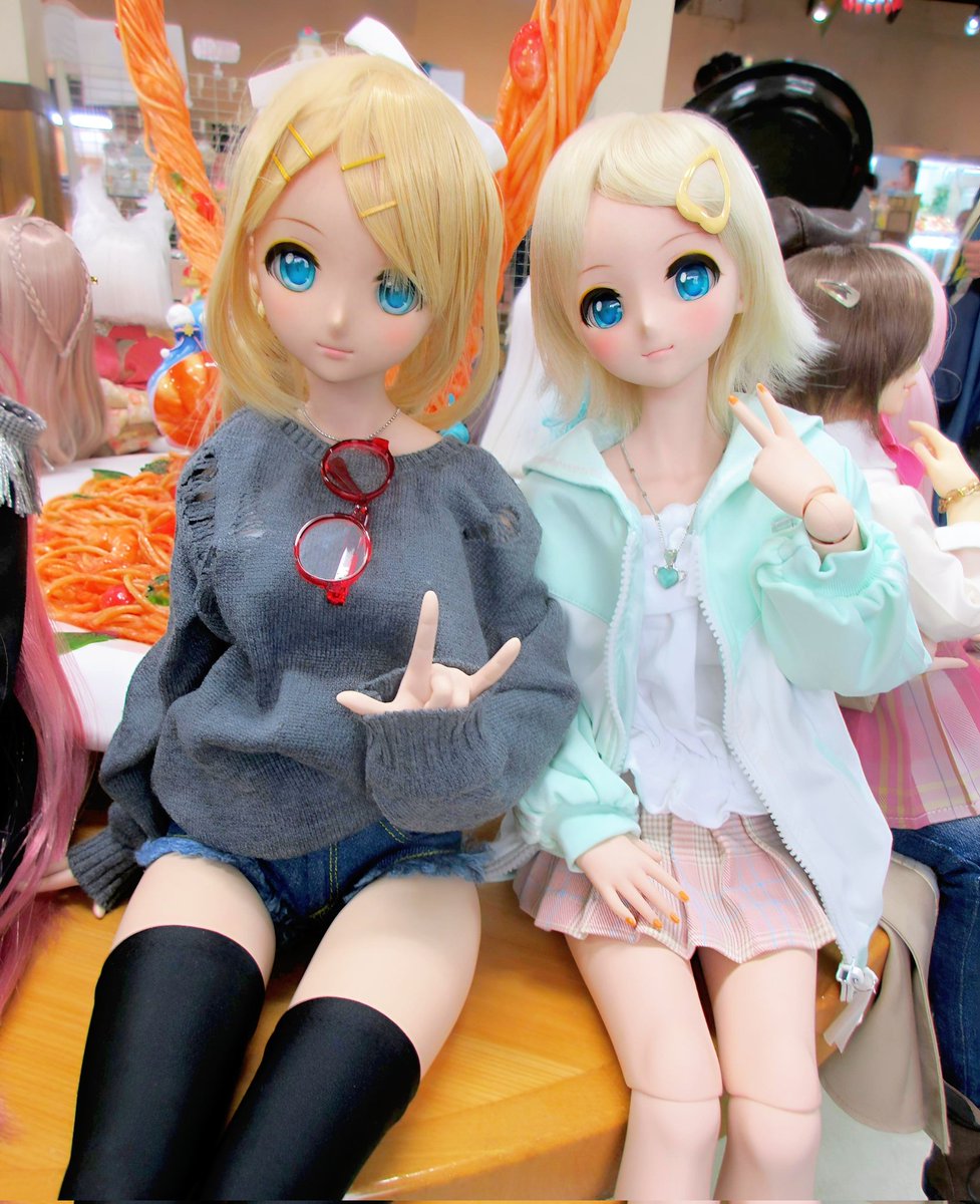 coolbottle1227's tweet photo. 今日の撮影会楽しかった😊
準備のためにドールを置いてた円卓がいつの間にか本日の祭壇にw
なかなかない祭壇で面白かった😆
ちなみに小さい子達は中央にいる😁
あとは毛っさんのお家のリンちゃんとツーショット写真も撮らせてもらった✨ https://t.co/CbORm9x36z