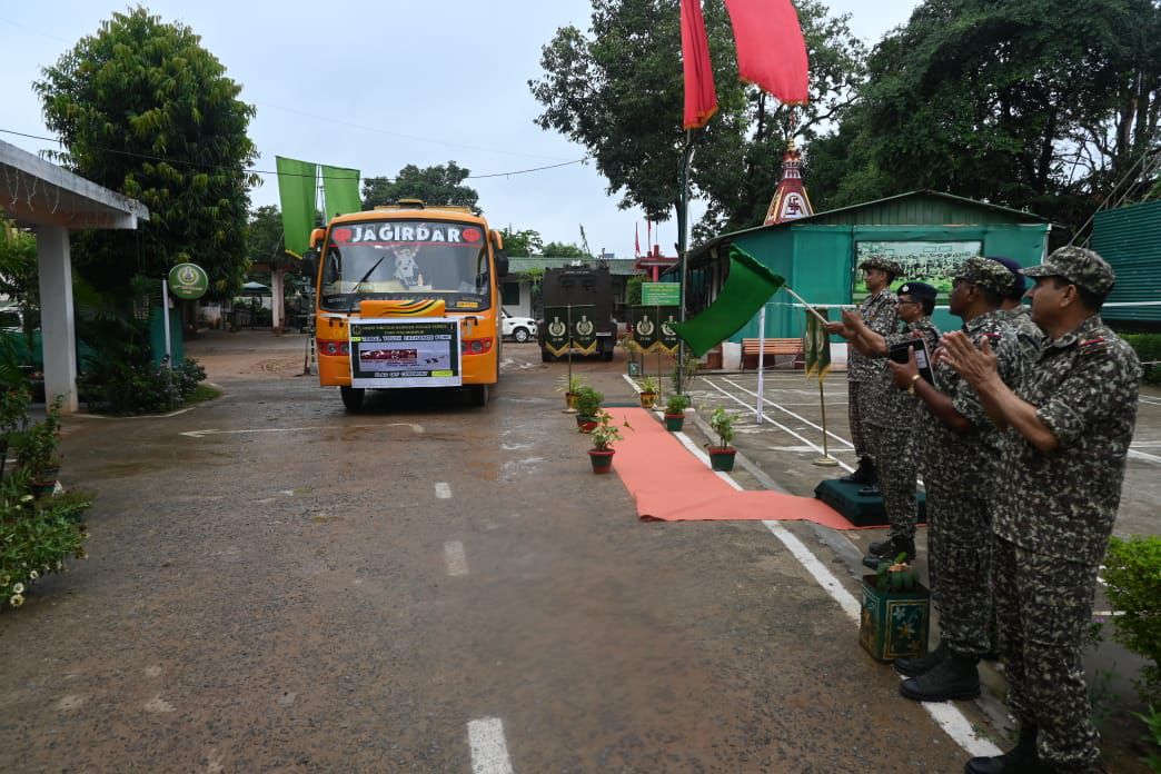 ITBP_official's tweet photo. 80 tribal youths from LWE-affected Mohla-Manpur-Ambagarh Chowki, Chhattisgarh, were flagged off by 27 Bn #ITBP for 10-day educational tours to Odisha, Chandigarh &amp; Kerala under the 17th Tribal Youth Exchange Program with @NYKSIndia — broadening horizons, building hope! #Himveers https://t.co/hbRGC1Q1iO
