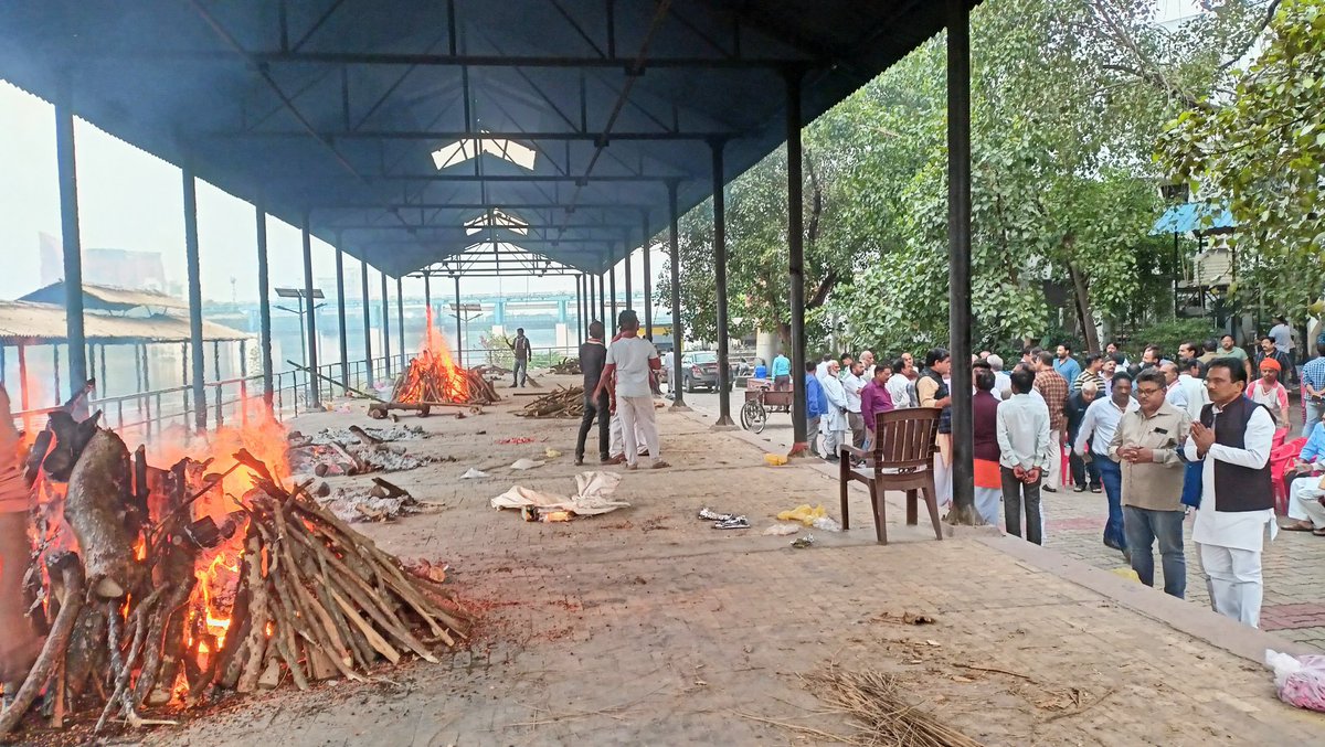 ClVerma34's tweet image. डी० ए० वी० महाविद्यालय के प्रबंधक, शिक्षा जगत के प्रख्यात शख्सियत एवं आर्य समाज के अग्रणी, मनमोहन तिवारी जी के निधन पर उनके अन्तिम संस्कार में शामिल होकर दिवंगत आत्मा की शान्ति के लिए ईश्वर से प्रार्थना की।