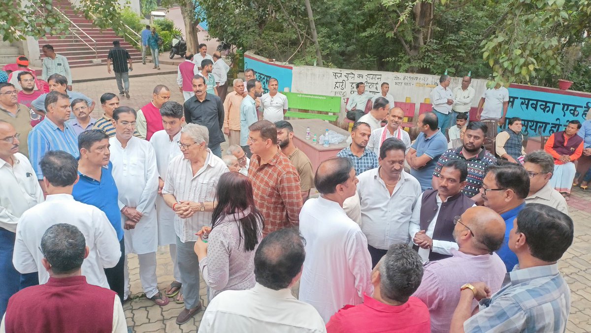 ClVerma34's tweet image. डी० ए० वी० महाविद्यालय के प्रबंधक, शिक्षा जगत के प्रख्यात शख्सियत एवं आर्य समाज के अग्रणी, मनमोहन तिवारी जी के निधन पर उनके अन्तिम संस्कार में शामिल होकर दिवंगत आत्मा की शान्ति के लिए ईश्वर से प्रार्थना की।