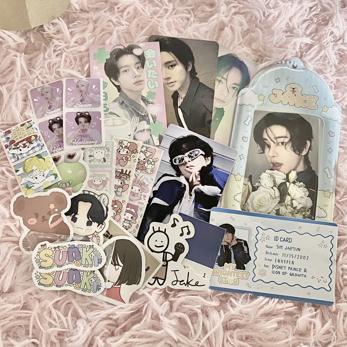 hareth_ny's tweet photo. 💌 ⊹˚.  #hareth_hart  ݁ ˖ 

Hellu, @_jakeuluvr! pocahol arrived safely na mother. Thank u sm for the massive freebies !! Also i love love love the heesun sticker hahahaha dinikit ko na agad siya, waaa!! Love u, mowm! ‘til our next transaction. 👅

🎀— #FromYeni https://t.co/tdxH3wR51L