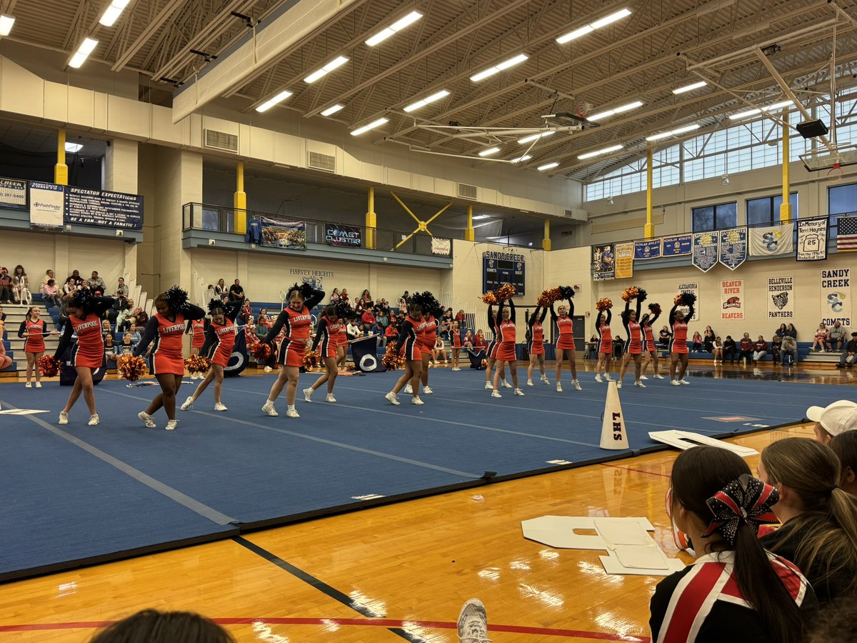 Collins_Classes's tweet image. LHS Cheer brings it every time! You all looked amazing out there. Great job girls and coaches! 💙🧡