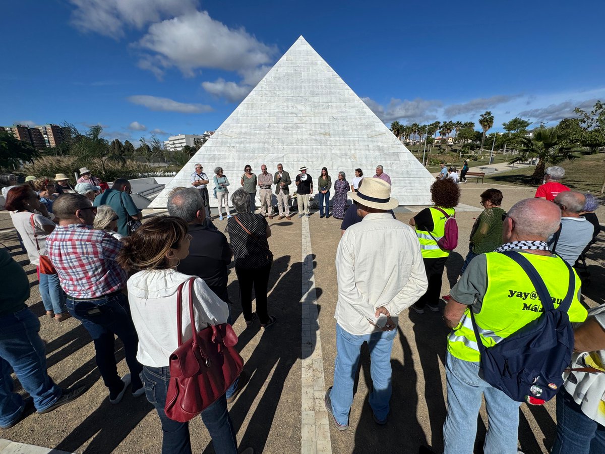 🌹Hoy el @psoemalaga, con su secretario general <a href="/JoseleAguilar/">Josele Aguilar /❤</a> al frente, ha participado en el acto por el Día de los Difuntos junto a la Asociación de la Memoria Histórica.

Recordamos a quienes lucharon por la libertad y reafirmamos nuestro compromiso con la memoria democrática