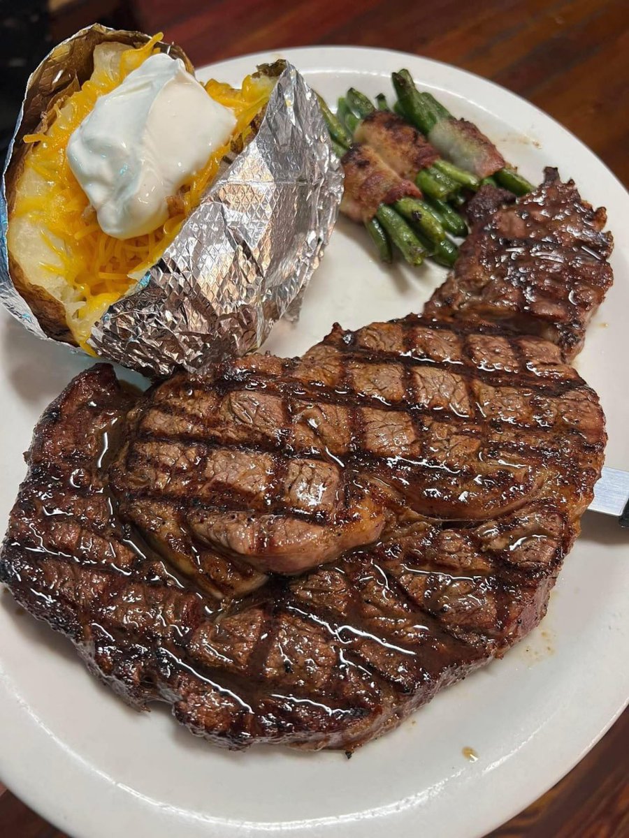 Ruby08855's tweet image. Zippy steak is full of flavour and served with creamy baked potatoes and bacon string beans!