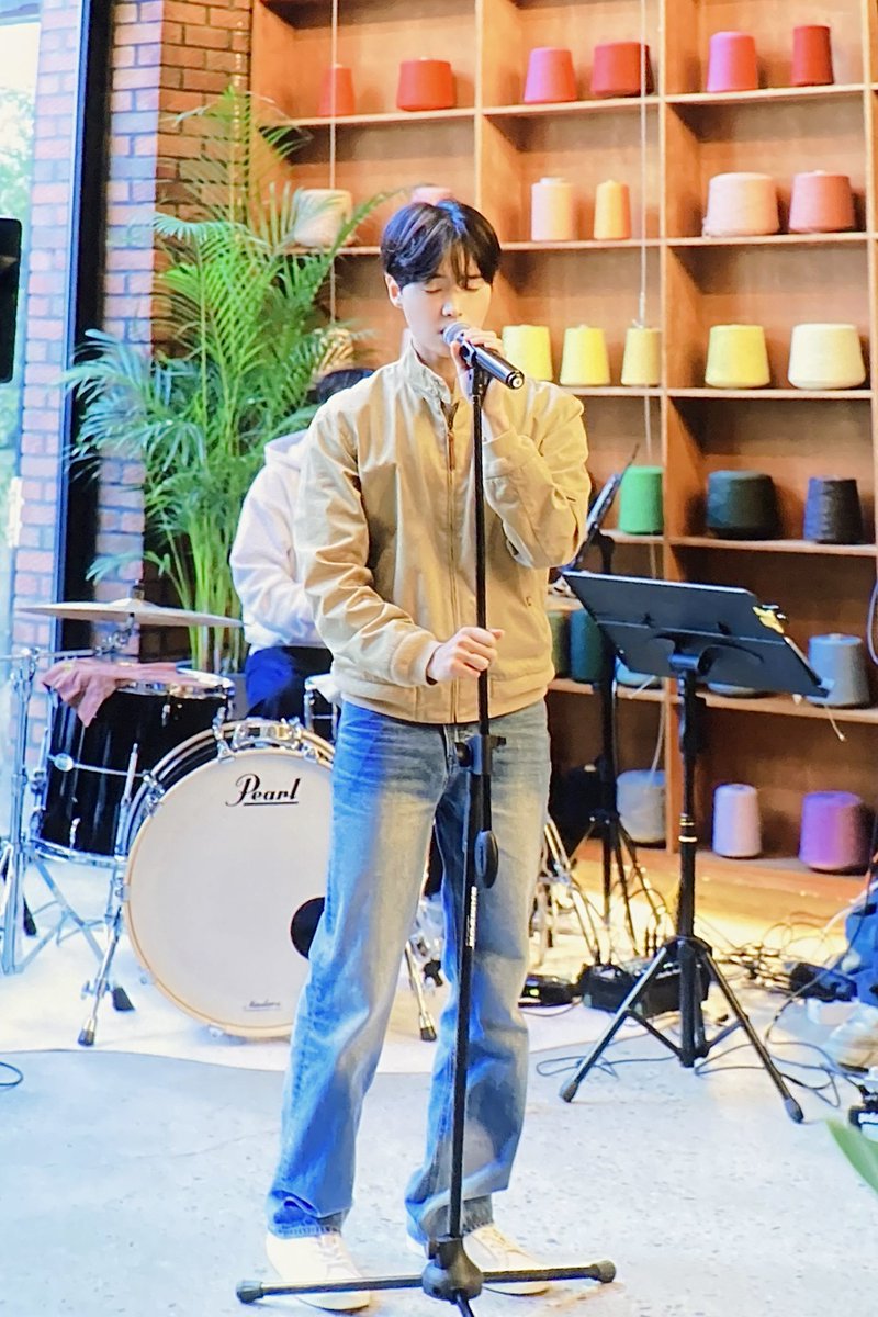 251102 재윤이 솔로가수로서 첫! 라이브이자 첫! 버스킹 정말 수고 많았습니다😍🫶🏻
#JAYNLEE #JAEYUN #제인리 #재윤 #재윤이_짜쟌