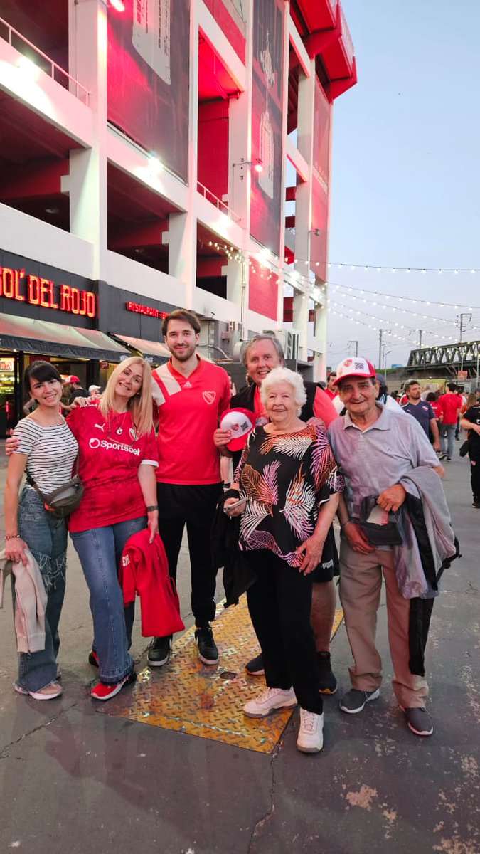 #estefinde Buen día gente!!!! <a href="/DayLombardi/">Daiana Lombardi</a> <a href="/santiagodorego/">Santiago do Rego</a> <a href="/todonoticias/">TN - Todo Noticias</a> aca la banda de la Garganta 1!!!! Muy felices!!!! Vamos ROJO!!!!