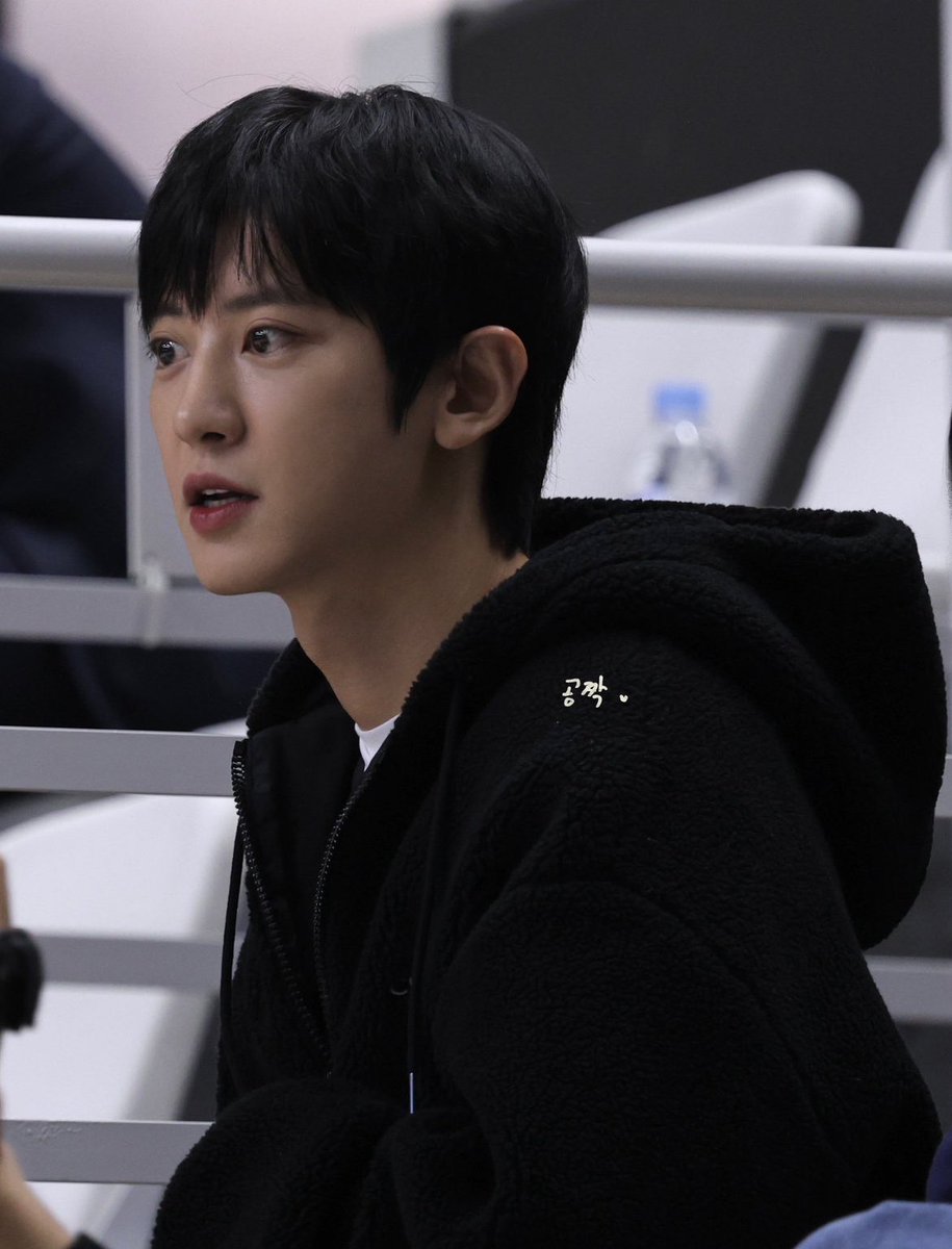 yeolmeissa's tweet photo. thats campus heartthrob park chanyeol! https://t.co/j0v6oYoHAR