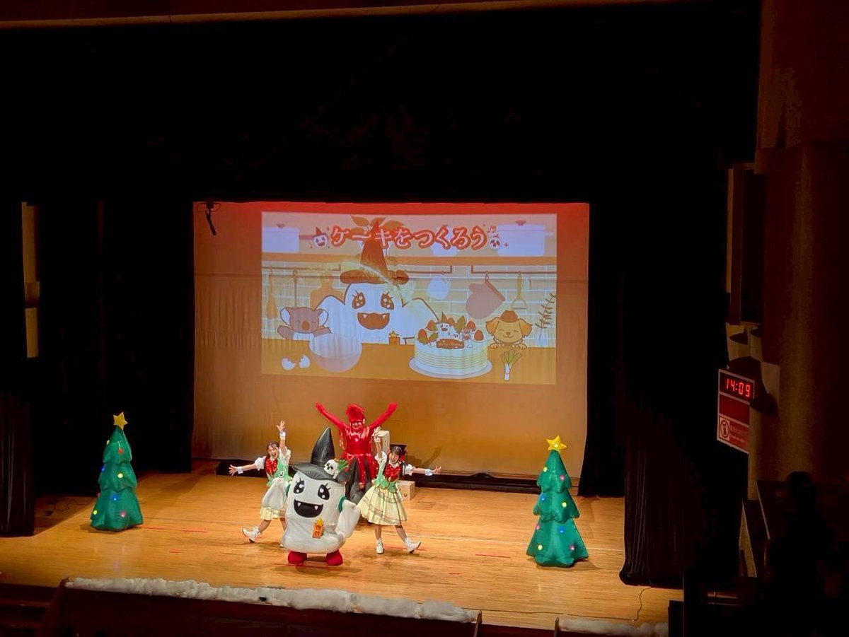 『ばけごろうと光のファンタジー』の公演が終了いたしました。

なんと！"700名以上"の方にご来場いただき、急遽2公演をやらせていただきました！👻🌟

本当にありがとうございます😭

光るバンドが足らず、
申し訳ございませんでした…。

ばけごろうの魔法はまだまだ続きます。
ばけキラリ〜ン！🪄