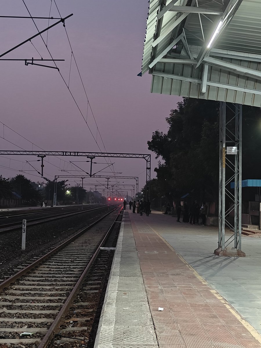 itsafraz's tweet photo. Lachhmangarh, Sikar, Rajasthan deserve better! 🚉 
Trains to Jaipur &amp; Mumbai halt regularly, yet the station lacks:
❌ Coach Indicator
❌ Full shed 
Commuters struggling. 
@RailMinIndia @AshwiniVaishnaw @RailwaySeva 
please take urgent action 
📸Photos attached!
#IndianRailways https://t.co/VklGW2qdWq