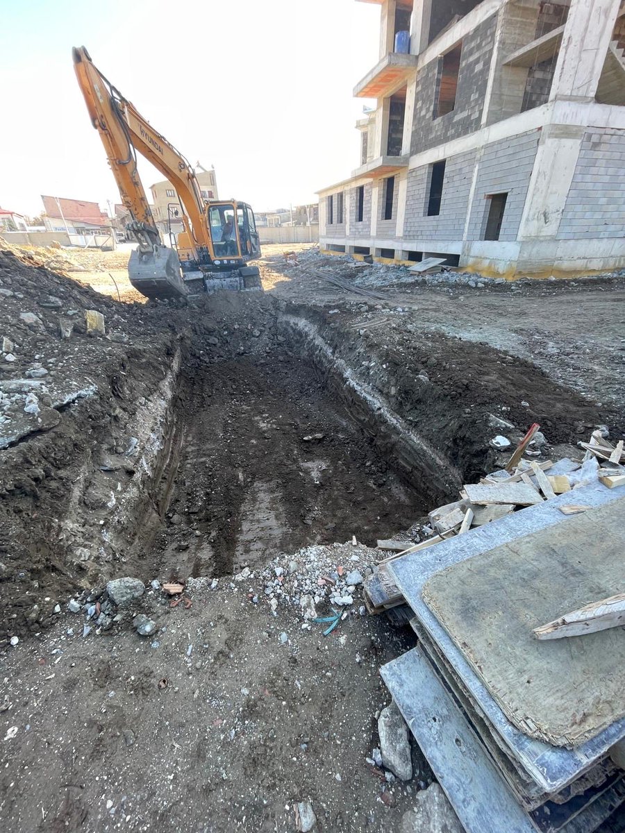 Neredeyse iki yıldır Tuşba AVM projesine büyük bir engel oluşturan trafo binası sorunu, nihayet çözüme kavuşuyor.
VEDAŞ Genel Müdürü Sayın Ahmet Sayit Akboğa’nın göreve gelmesiyle birlikte Van’ın enerjiyle ilgili sorunlarına ciddi bir şekilde eğilmesi, uzun süredir beklenen bu