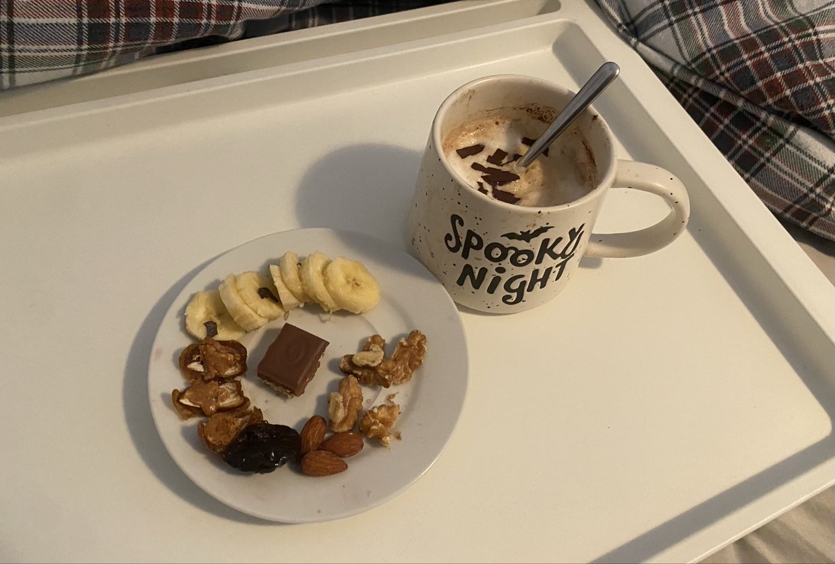 pixie_kcals's tweet photo. sweet breakfast tray ! 
Cappuccino, banana slices, date with peanut butter, a dried plum, almonds and walnuts and chocolate for my mood ! 🤍 https://t.co/lSUBTrWRUw