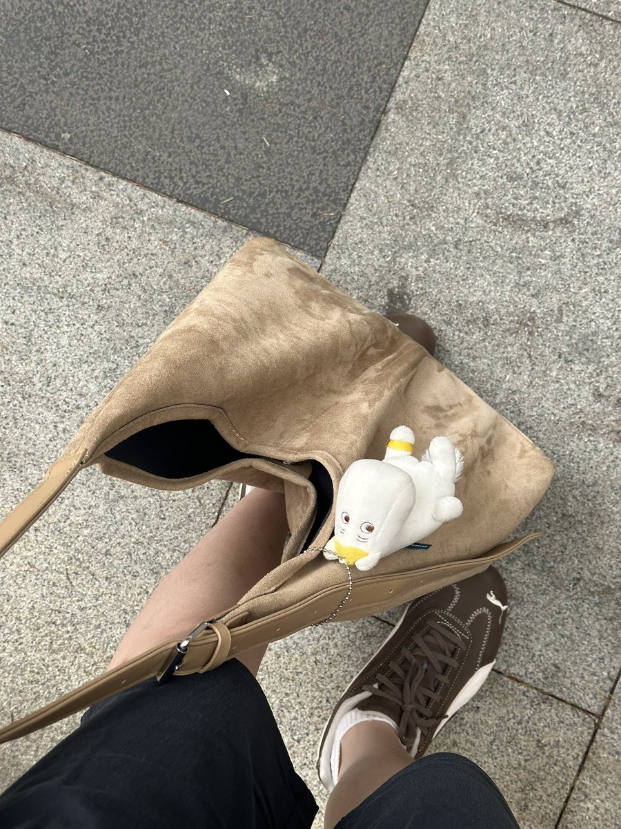 tamjaichunbkk's tweet image. 📍 ปักกระเป๋าทรง hobo ใบนี้เลยค่ะ คุ้มมากเหมาะกับการเอามาเที่ยวตปทจริงๆ จุของได้เยอะมาก วันนี้พกทั้งร่ม ขวดน้ำ หมวก และของจิปาถะอีดมากมาย สะพายแล้วไม่ปวดไหล่ เลิศ ใช้คุ้ม 200 กว่าบาทมาก อะไรสำคัญๆ ก็เอาใส่กระเป๋าจิ๋วที่เค้าแถมมาให้