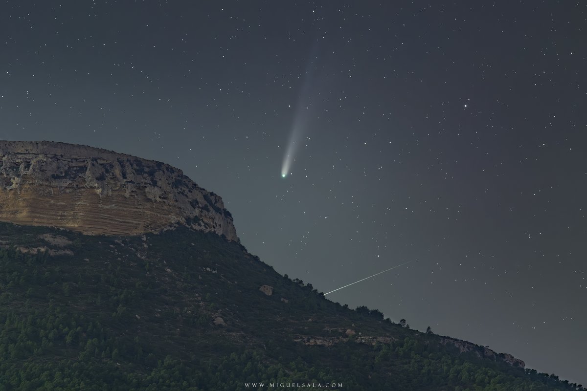JMiguelSala's tweet image. Los más de 10.000 #satélites actuales son un problema para la #astrofotografía y observaciones astronómicas, su número aumenta cada mes @Starlink 
1.  #C2025A6Lemmon + #Meteoro☄️
2. #Cometlemmon + rastros de satélites durante 12 minutos
#Comet #cielosESA #cometa #meteor #Valencia