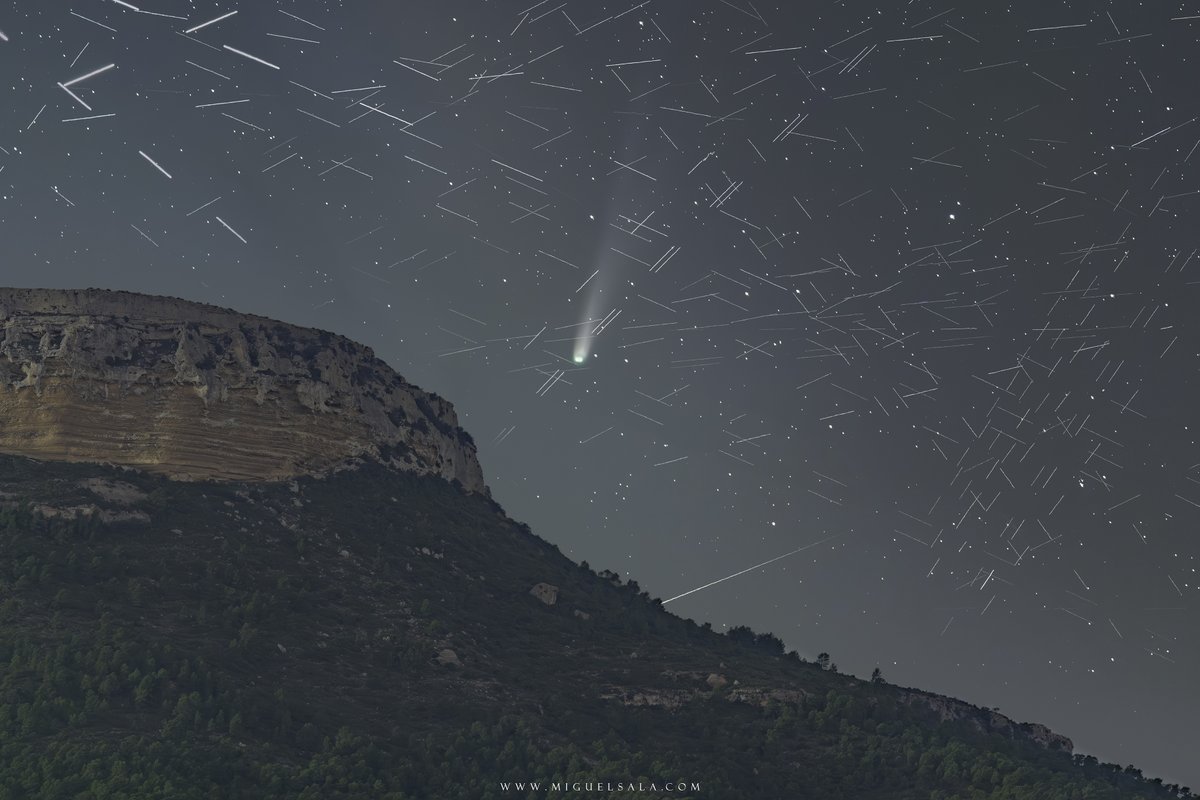 JMiguelSala's tweet image. Los más de 10.000 #satélites actuales son un problema para la #astrofotografía y observaciones astronómicas, su número aumenta cada mes @Starlink 
1.  #C2025A6Lemmon + #Meteoro☄️
2. #Cometlemmon + rastros de satélites durante 12 minutos
#Comet #cielosESA #cometa #meteor #Valencia