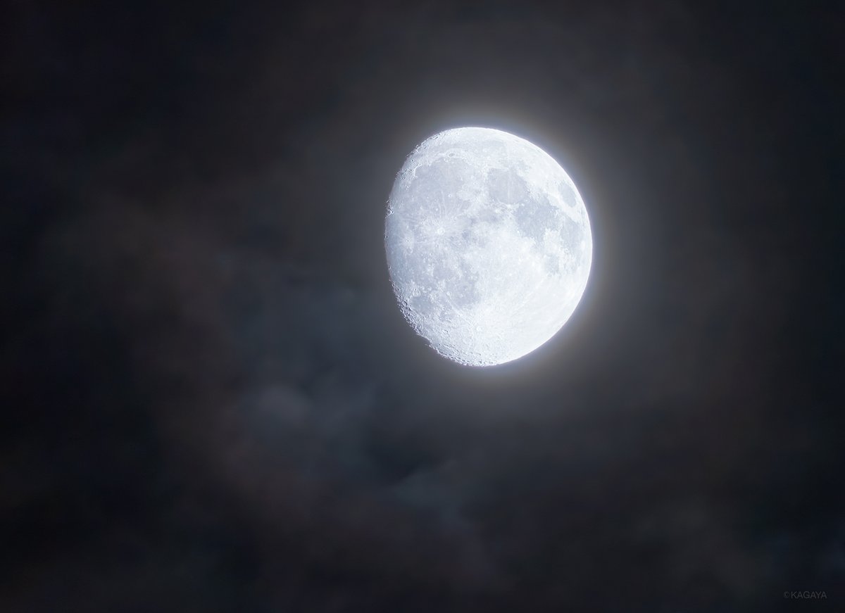 空をご覧ください。
中秋の名月に次いで美しいといわれる名月「後の月（十三夜）」（旧暦九月十三夜）が輝いています。
1, 十三夜の月光環
2, 望遠鏡を使って
（先ほど撮影）