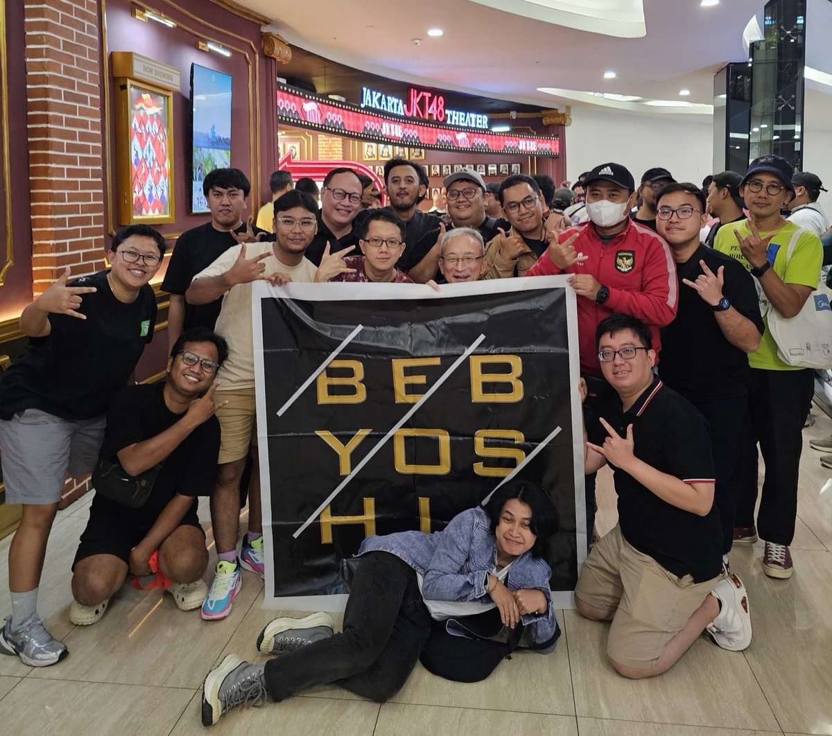 Terima kasih <a href="/officialJKT48/">JKT48</a>. 
Seru sekali bisa berkumpul lagi bersama teman-teman <a href="/BebyOshi/">Paguyuban Mba - Mba bchsr_</a> &amp; fans lama lainnya. <a href="/AU_LiaJKT48/">Aurellia</a> liat nih mereka semua yang fans sepuh, wkwkwwk. Aku mah nga. #JKT48