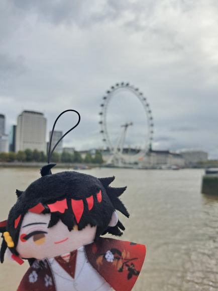 crt_sc's tweet photo. Hi Vox.
I went to London for four-days starting late October.
It was colder than Japan.
But I had so much fun and felt really reassured going with your pape!
いつも配信ありがとう！またイギリス行くね！
#VoxAkuma #Luxiem https://t.co/fDMGcE6POP